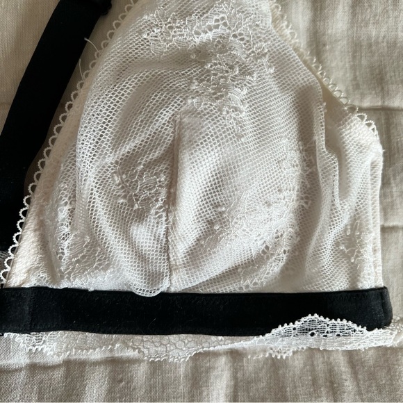 Victoria’s Secret White Chantilly Lace Front Close Triangle Bralette Size Medium - Picture 6 of 15